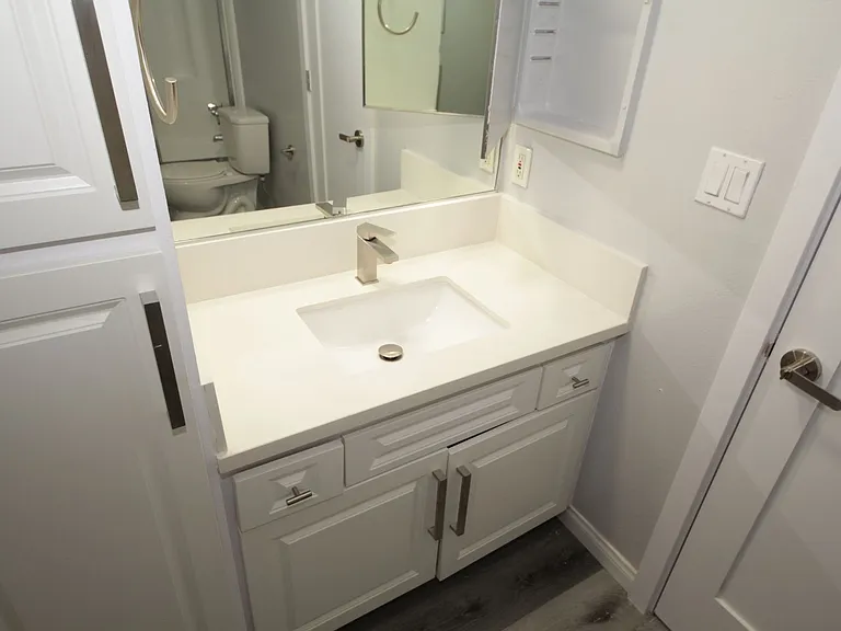 Overland Court — Photo 7