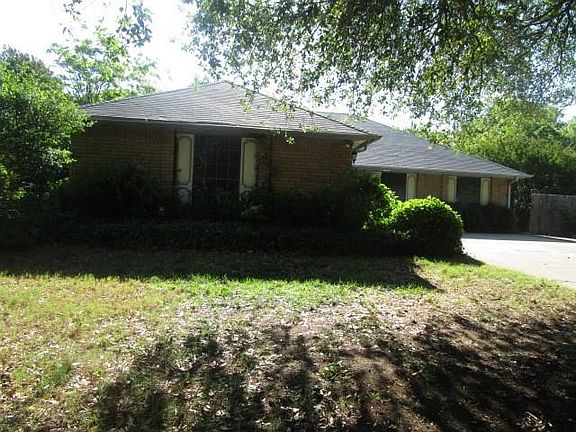 2nd image of 3664 Village Green Dr