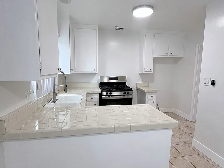 14715 Magnolia Blvd #7 — Photo 8
