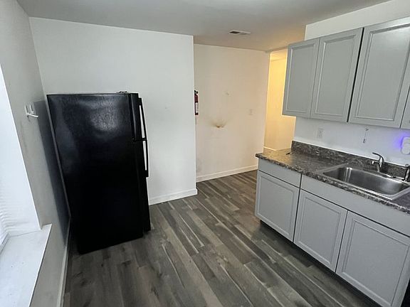 5th image of 826 W 10th St #2