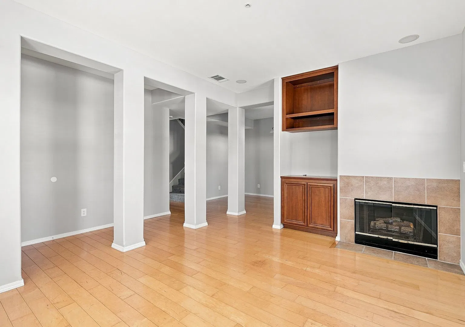 Pet Friendly Spacious and Modern 4bd/3ba Home with 2-Car Garage — Photo 4