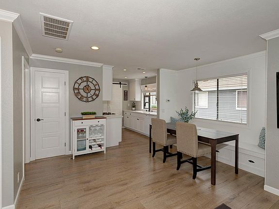 Large Dining Area with Seating for 8!