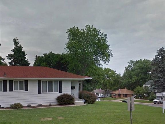 4th image of 848 S Washington St