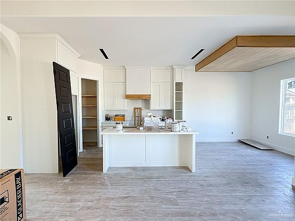2nd image of 512 N Kika De La Garza Blvd