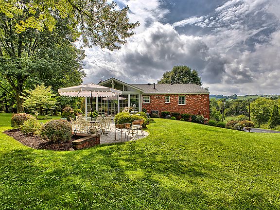 3rd image of 313 Patterson Ln