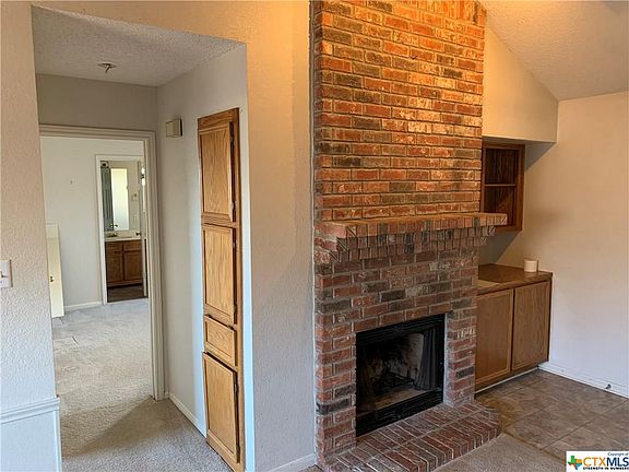 3rd image of 1302 Dekort Cir