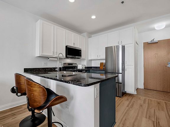 3rd image of 8 W Monroe St APT 2001
