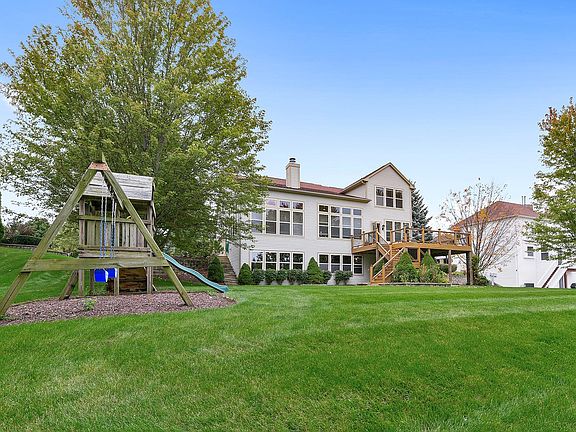 3rd image of 611 Saratoga Cir