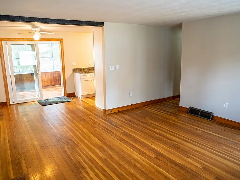 10 Kinsman Pl — Photo 3