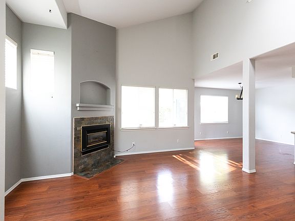 3rd image of 141 E Bennetta Dr