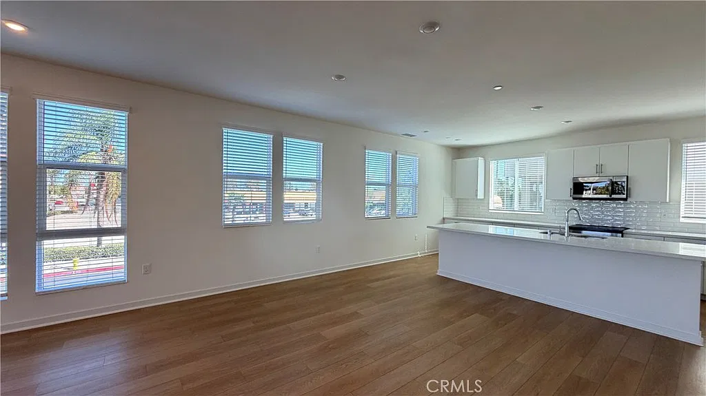 4 bed, 3.5 bath, 2007 sqft, $4,280 — Photo 4