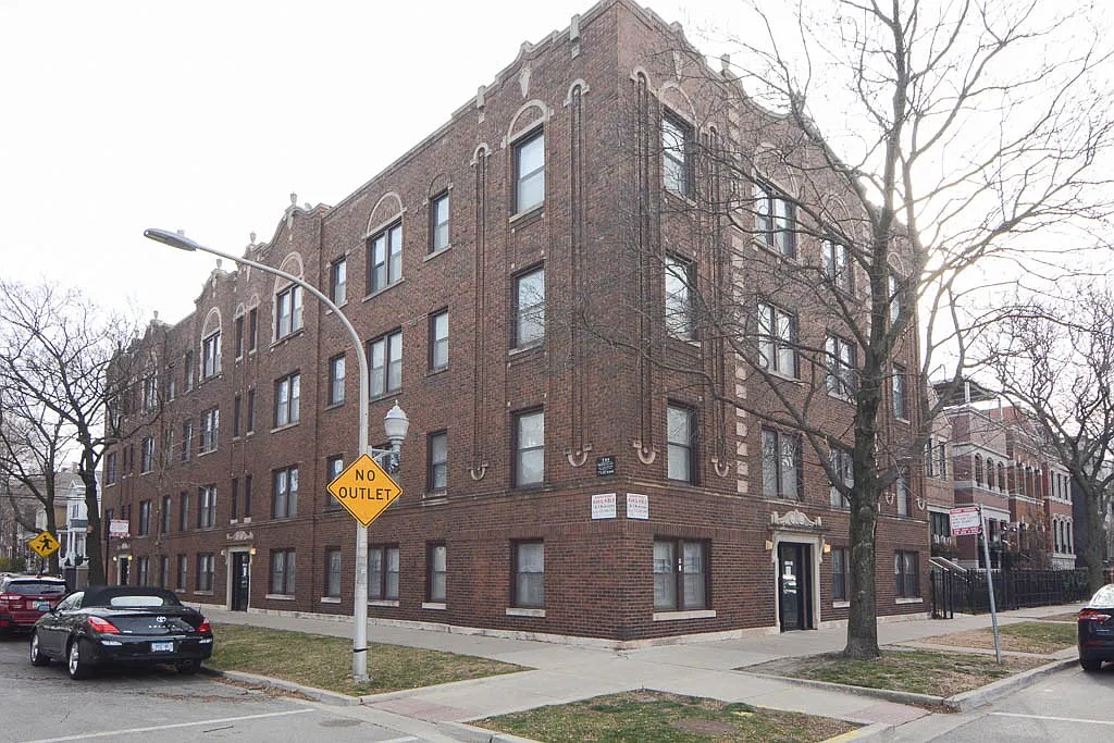 3325 N Lakewood Ave — Photo 1