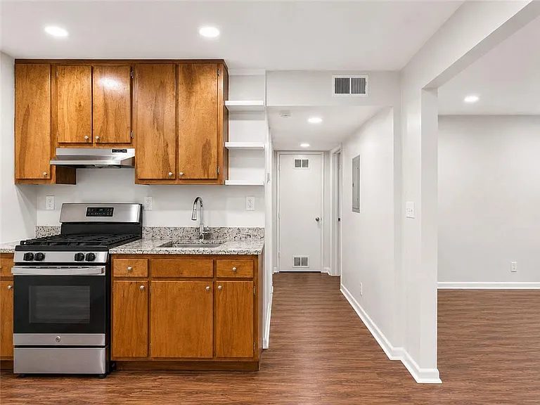 3203 E Point St #4 — Photo 7