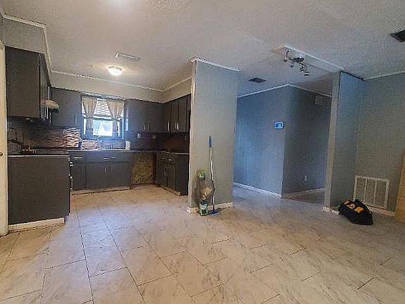 3rd image of 1027 Saint Clair St