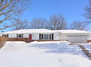 W224N2450 Meadowood Ln, Waukesha, WI 53186