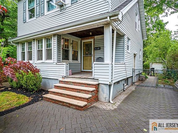 3rd image of 111 Johnson St