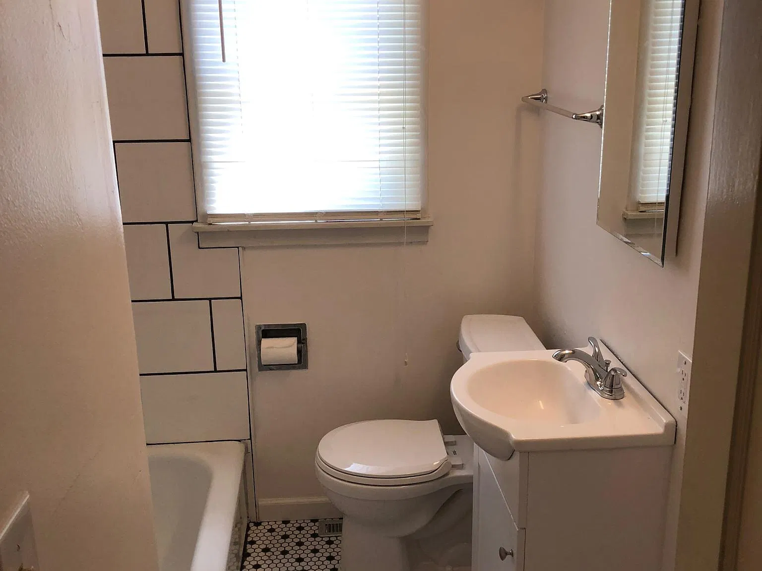 347 W Columbia Ave — Photo 4