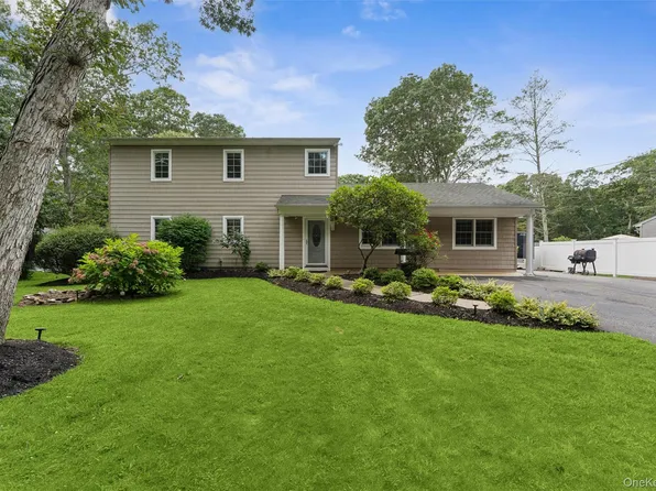 28 Trainor Ave, Center Moriches, NY 11934
