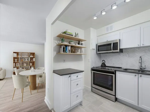 100 Dundas Street East, 100 Dundas St E, Mississauga, ON L5A 1W5