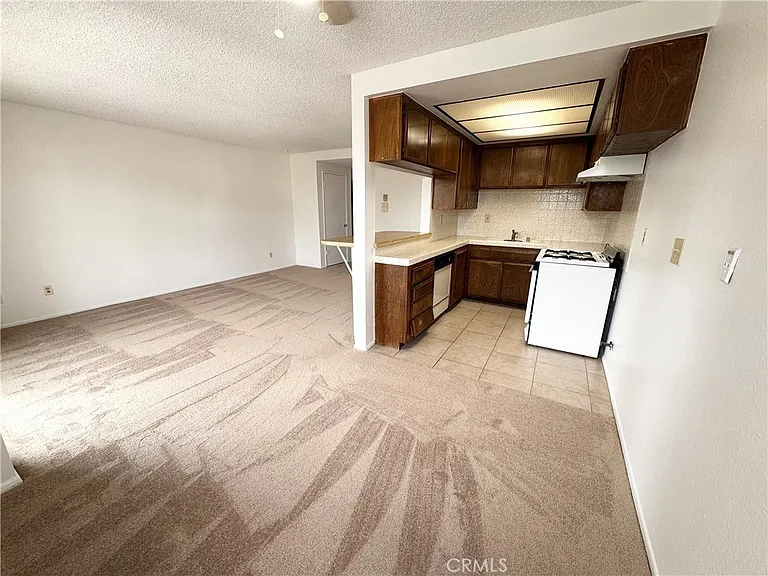 635 W 15th St #13 — Photo 5