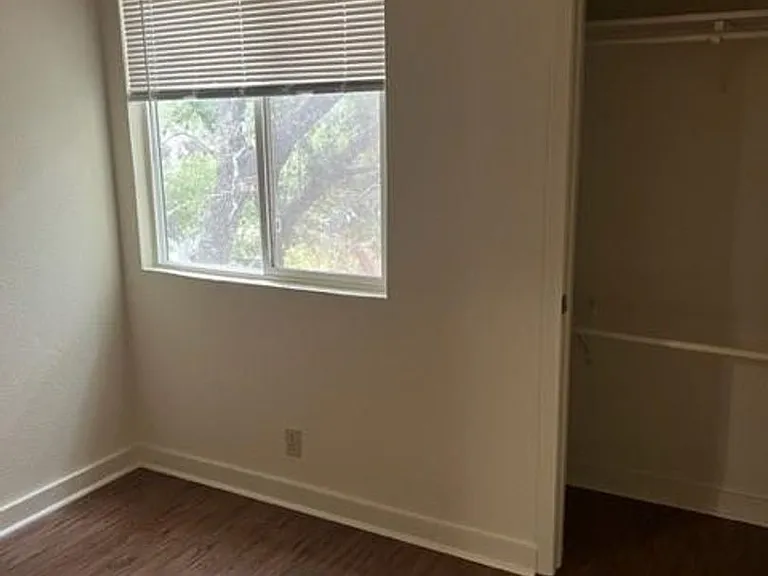 304 Algerita Dr — Photo 10