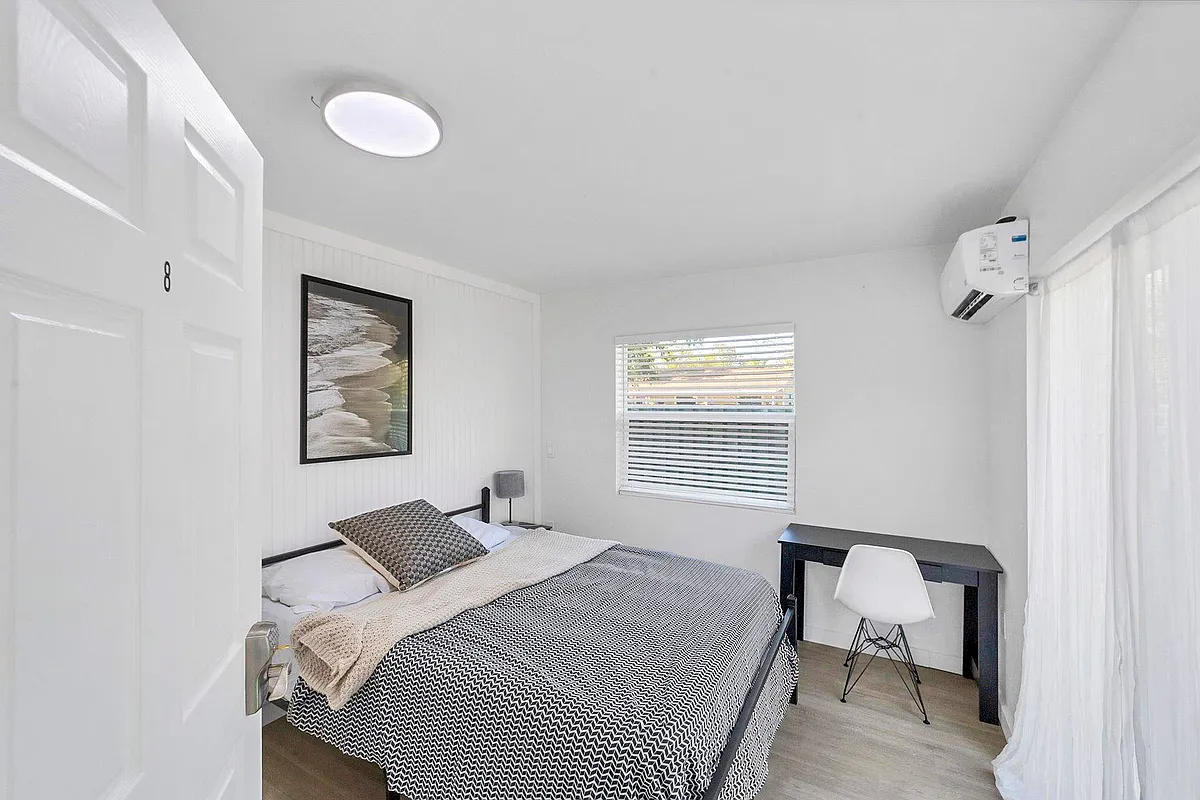 Photo 2 of 10 - Glenwood Ave - Osprey, FL Large Bedroom with private sliding entrance. - Glenwood Ave
