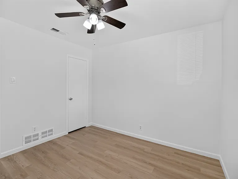 2210 Sycamore Dr — Photo 9