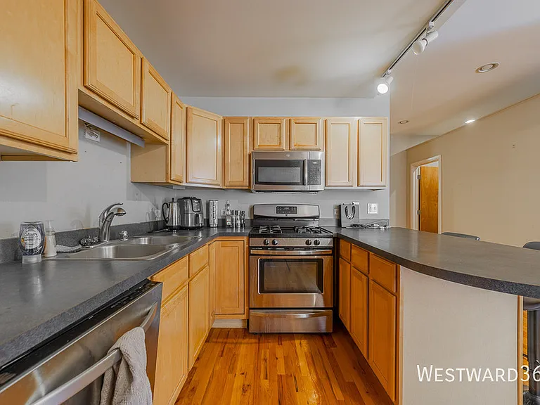 1114 W Hubbard St #2F — Photo 7