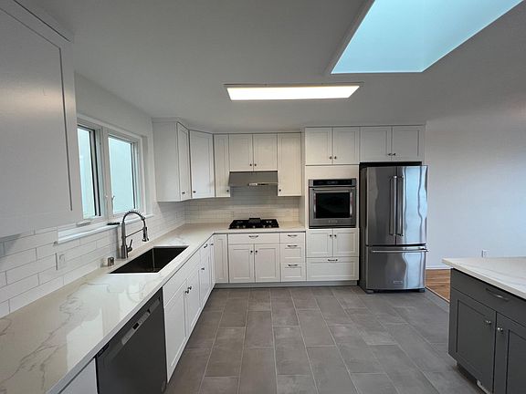 4th image of 595 Myra Way