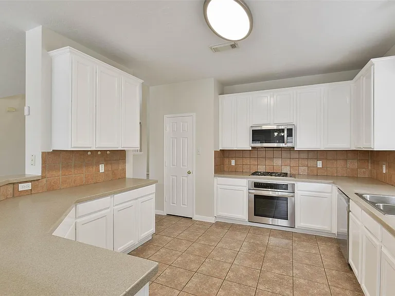 15707 Sandisfield Ln — Photo 11