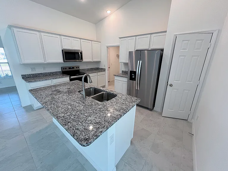 1510 SW 13th Ter — Photo 3
