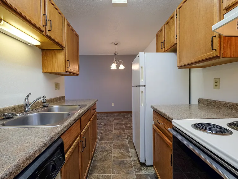 Fargo, ND Carlton Place Apartments | Kitchen