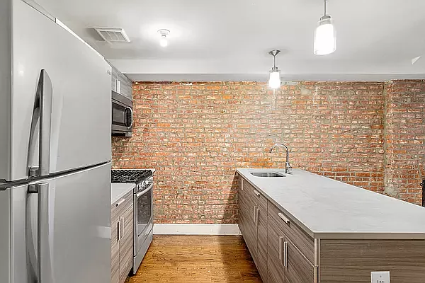 Rented by Safdie Realty Group | media 17