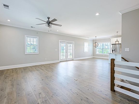 3rd image of 406 Harbour View Dr.