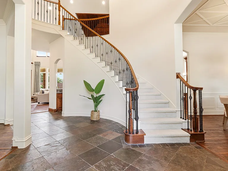 1224 Crockett Dr — Photo 4
