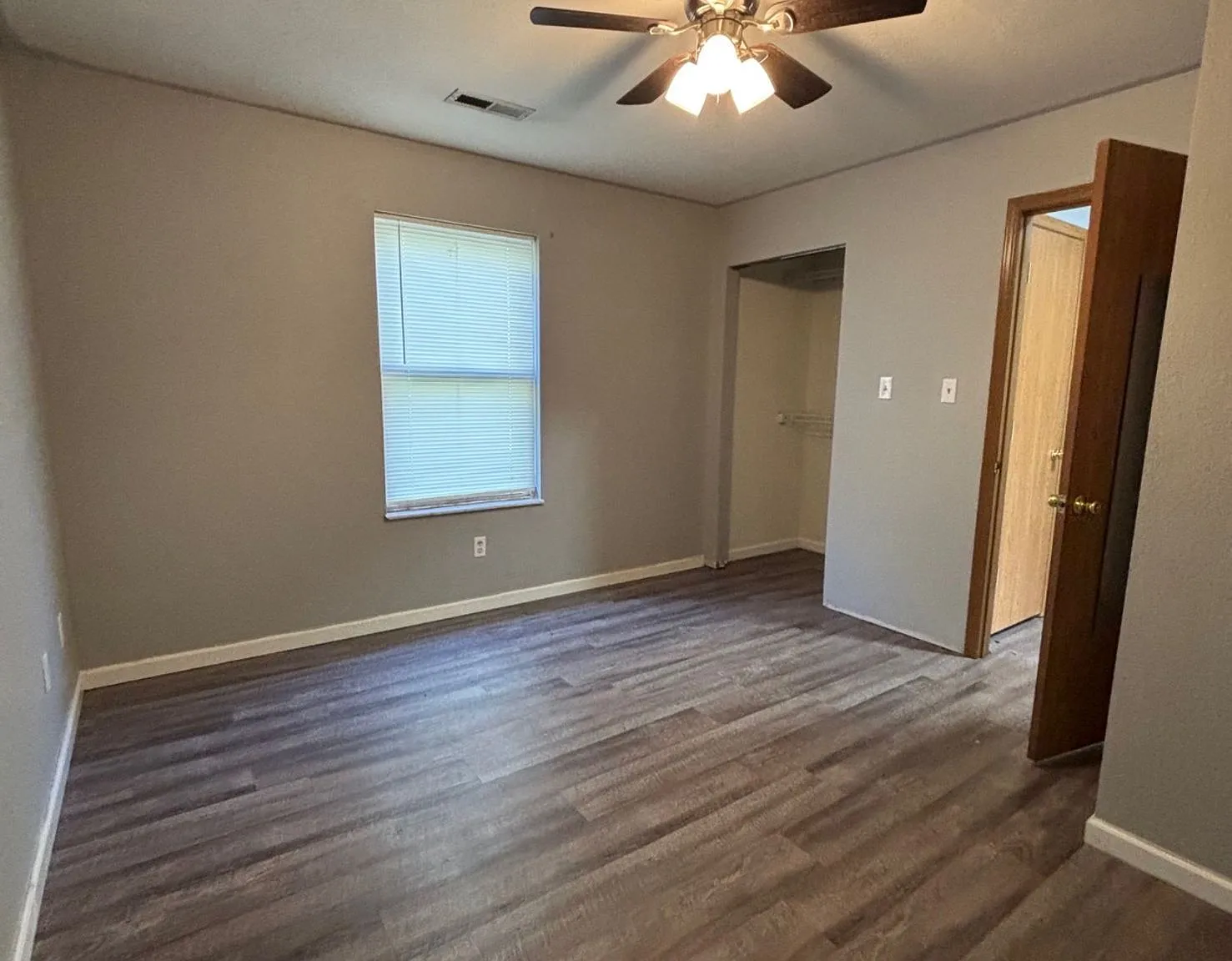 2 Bedroom Apartment - $500 move in special. — Photo 3