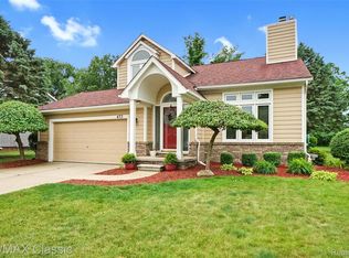 473 Hampton Ct, Wixom, MI 48393