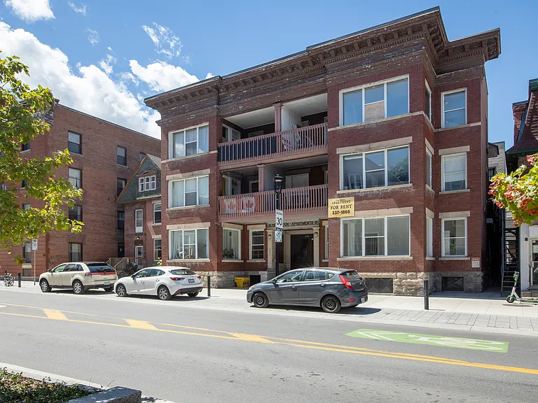 404 Elgin St — Photo 2