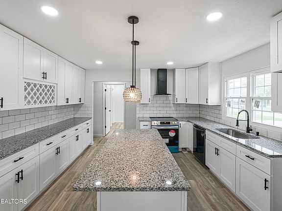 3rd image of 2104 NE Jayne Ln
