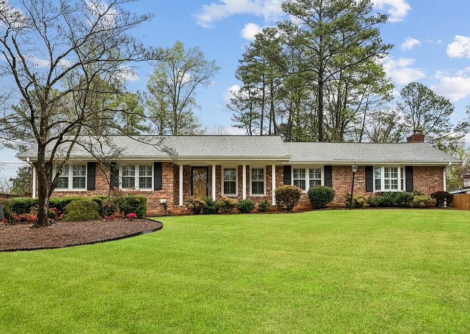 1st image of 2467 Leslie Dr NE