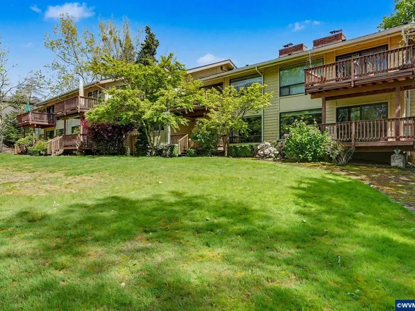 2465 Crestview Dr S, Salem, OR 97302