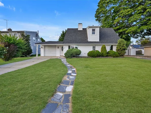 89 Sunrise Lane, Levittown, NY 11756