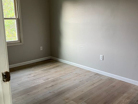 4th image of 136 Brush Hill Ct