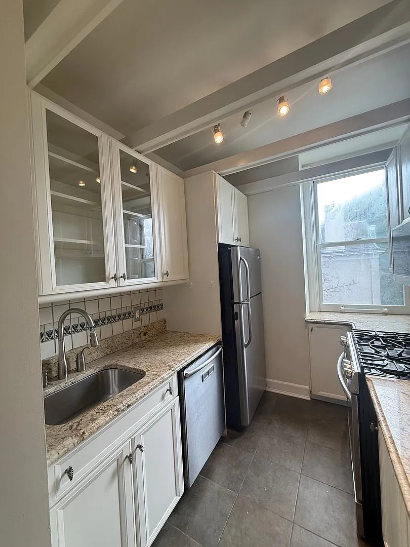 Beautiful and spacious 2 BR 2FB Penthouse unit in the Georgetown neighborhood — Photo 3