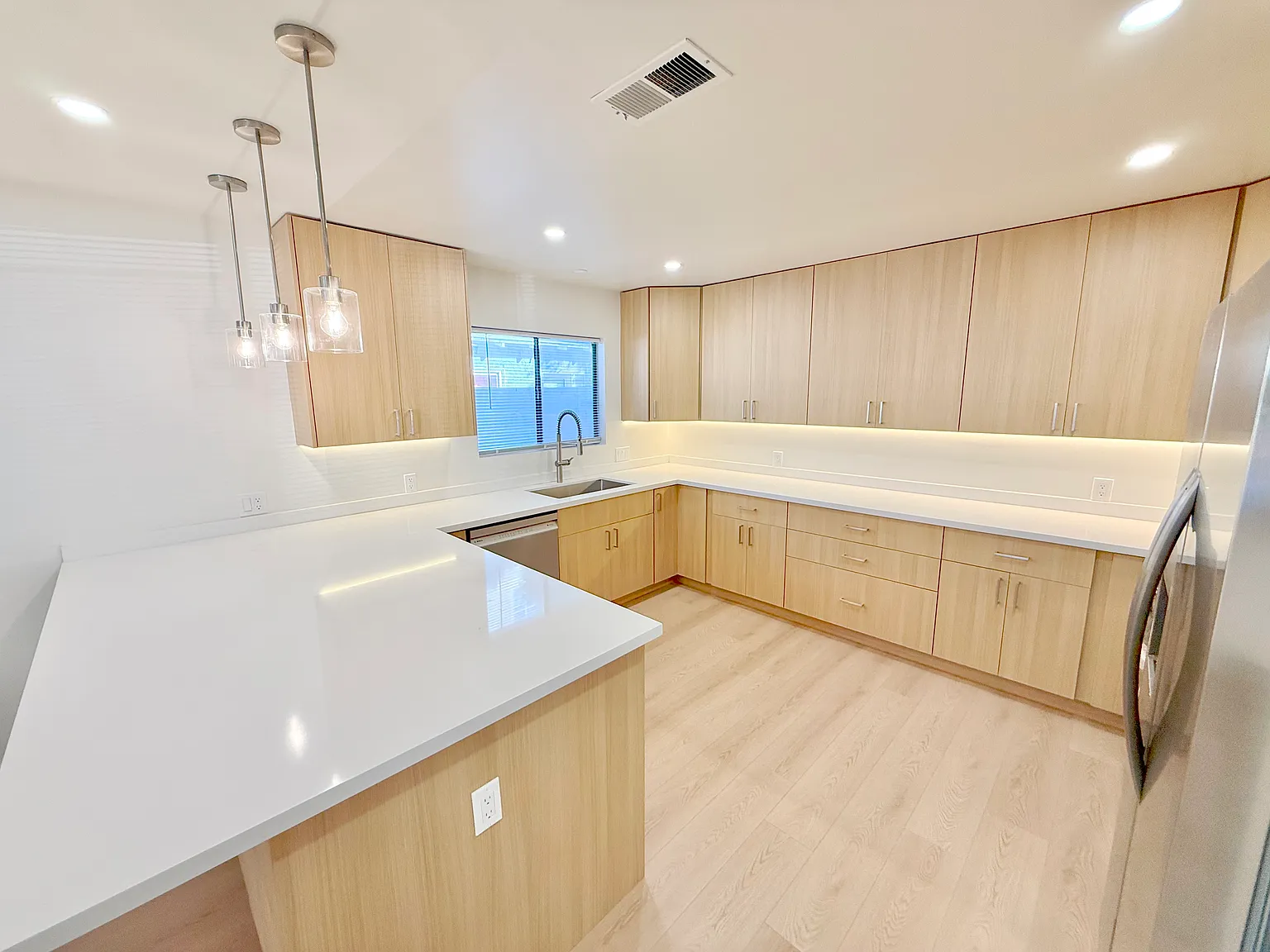 3 bed, 2.5 bath, 1300 sqft, $6,995 — Photo 4