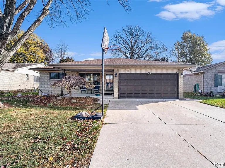 41720 Mary Kay Dr — Photo 1