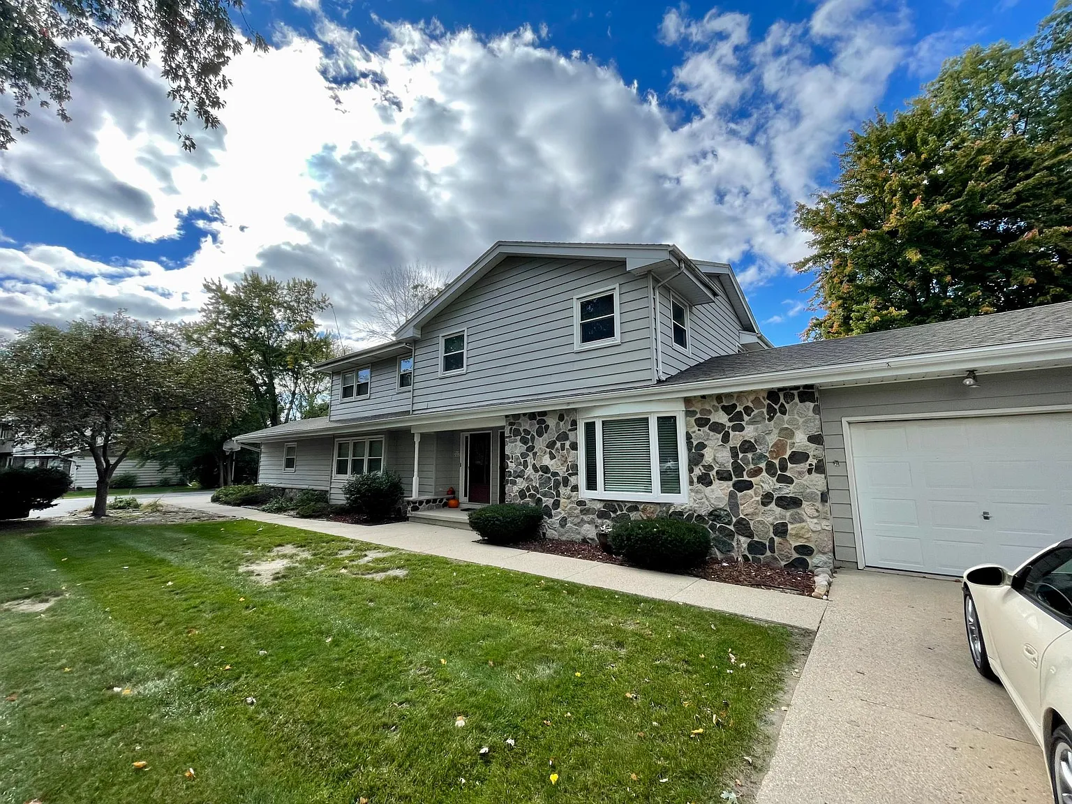 W359N5645 Surrey Dr — Photo 2