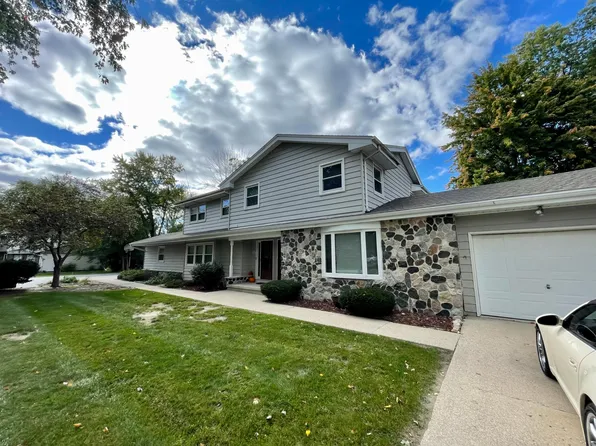 W359N5645 Surrey Dr, Oconomowoc, WI 53066