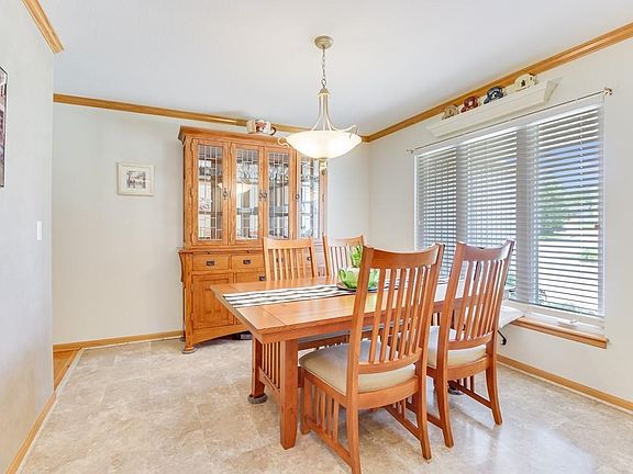 5th image of 612 NE Leann Dr