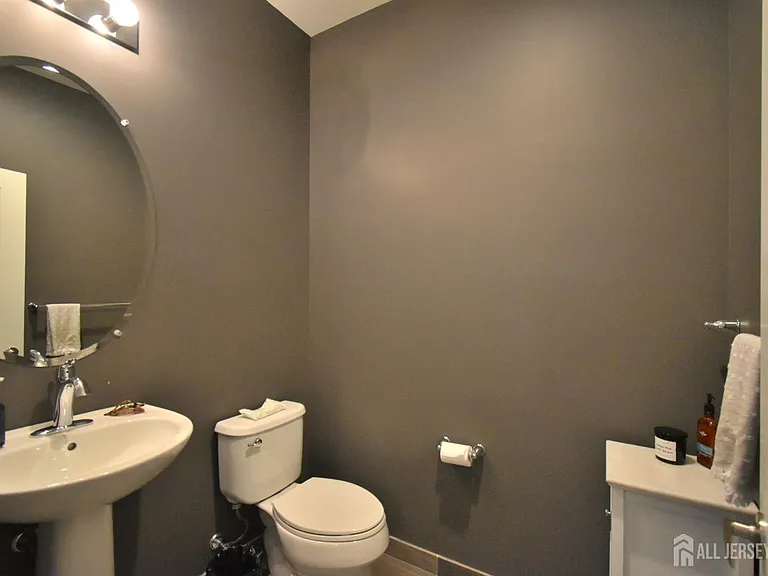 61 McCormick Ave S — Photo 8